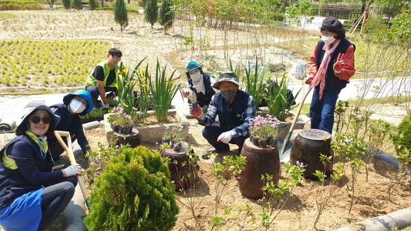 위드 정원 프로그램 참가자들이 정원을 만들고 있다.
