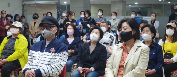 전소천 살리기 공청회에 참석한 주민들.