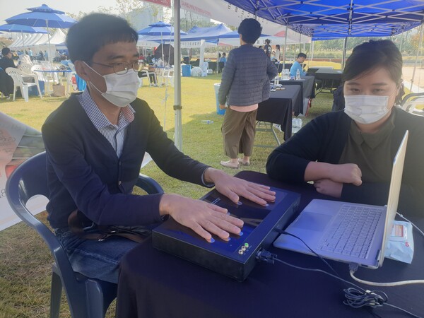 행사에 참여한 시민이 건강측정을 받고있다@송정훈기자