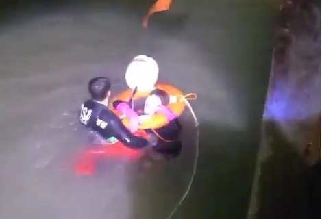 해경 구조대원들이 바다에 빠진 여성을 구조하고 있다. [사진=인천해양경찰서]