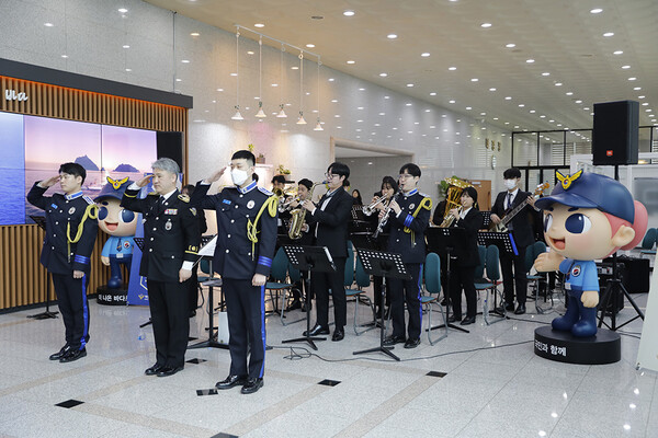 해양경찰청 관현악단의 특별 음악회를 개최했다. [사진=