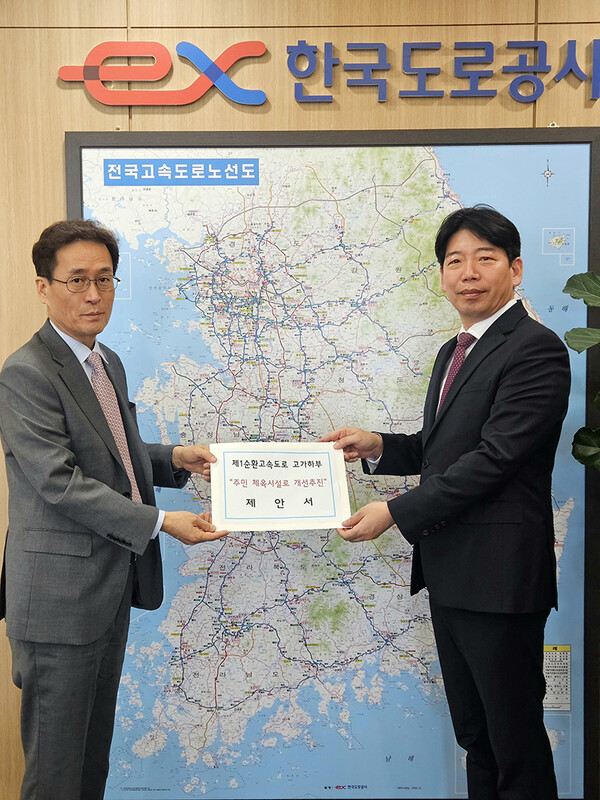 지난 20일 유제호 후보가 한국도로공사 함진규 사장은 만나 지역현안사항에 대해 논의 진행했다.[사진=유제홍 선거사무소]