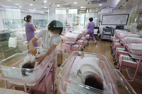 분기 출산율이 처음으로 0.6명대로 떨어지며 저출산 현상이 이어지고 있는 가운데 28일 오후 서울 시내 한 산후조리원 신생아실에서 간호사 등 관계자들이 신생아들을 돌보고 있다.[연합뉴스]